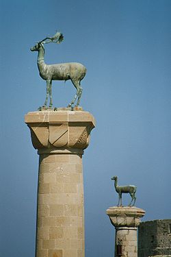 Hjortestatuar i hamna i Mandraki, der Kolossen på Ródos ein gong stod