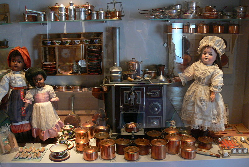 File:Rocca di Angera - Museo della Bambola Puppenküche.jpg