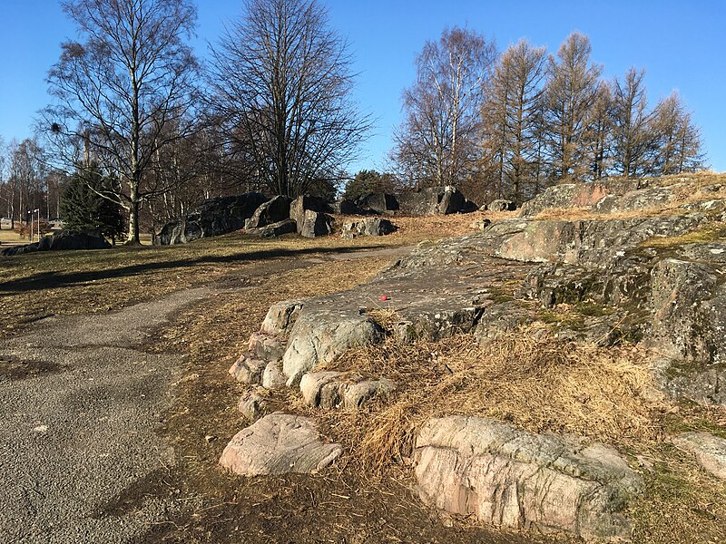 File:Rocky hill in the park (30045305598).jpg