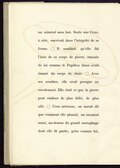 un minéral sans but. Seule une Urne, à côté, survivait dans l’intégrité de sa forme. Il semblait qu’elle fût l’âme de ce corps de pierre, émanée de lui comme le Papillon blanc avait émané du corps de chair. Avec ses courbes, elle avait presque un envolement. Elle était ce que la pierre peut réaliser de plus délié, de plus ailé. Urne aérienne, on aurait dit que vraiment elle planait, un moment aussi, au-dessus du grand sarcophage dont elle fit partie, grise comme lui,