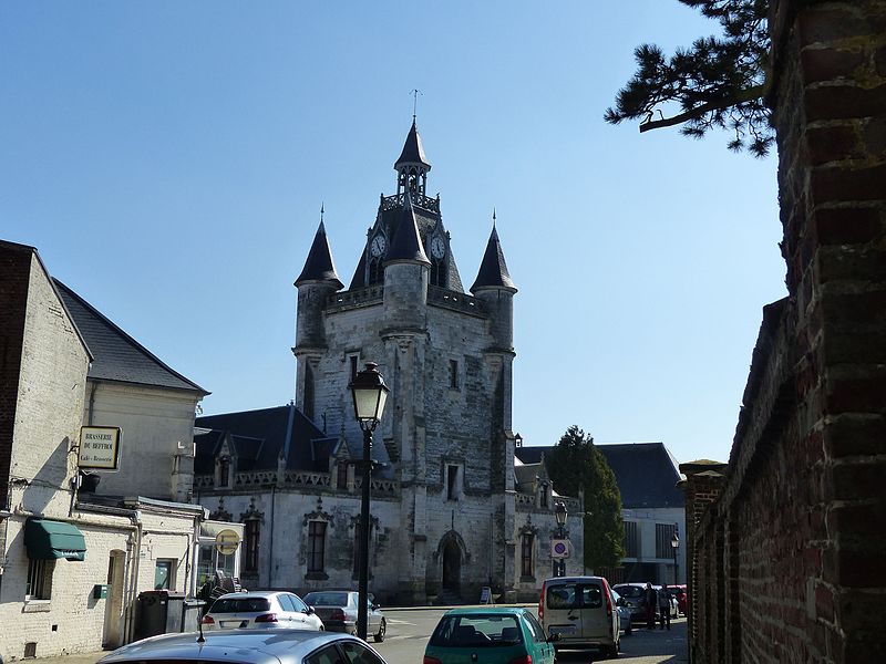 File:Rue - Beffroi de Rue - 2 place du Général Leclerc (9-2016) P1030988cr.jpg