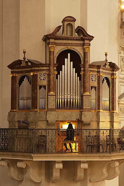 File:Sarah Kim an der Vierungsorgel im Salzburger Dom.jpg