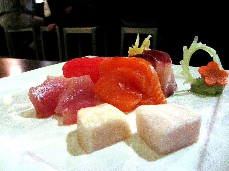 File:Sashimi on tray.jpg