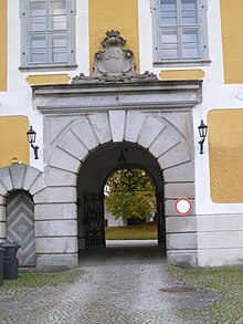 Datei:Schloss_Tillysburg-Eingangsportal.jpg