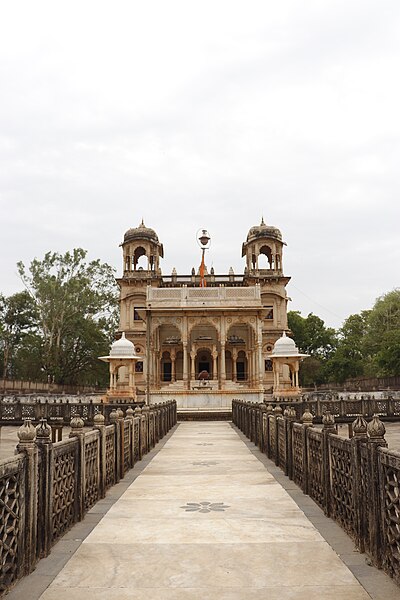 File:Scindhia cenotaphs campus, Shivpuri.jpg