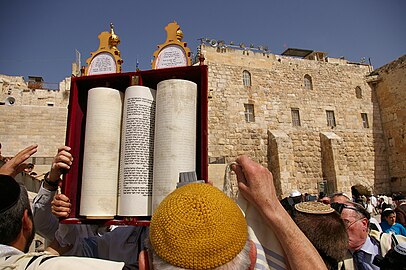 Tous les jours de lecture de la Torah, un Sefer Torah est brandi devant les fidèles avant la lecture de la paracha. Les Sefarim sont rangés dans les salles souterraines dont on voit l'entrée au coin nord du mur, à droite.