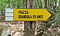 Guidepost leaving the branching of the path towards Alpe di Lenno