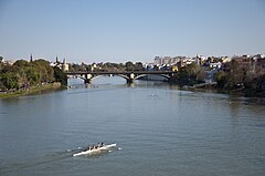 de Puente de Isabel II vanaf de puente del Cristo de la Expiración met rechts Triana