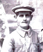 Fotografía en blanco y negro de un hombre tetona, con bigote, con gorra