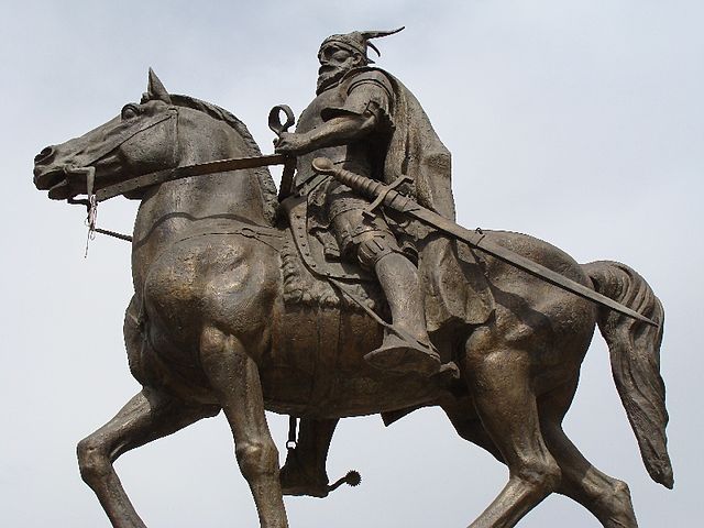 La statue de Gjergj Kastriot Skanderbeg, héros albanais du XVe siècle.\n (définition réelle 800 × 600)