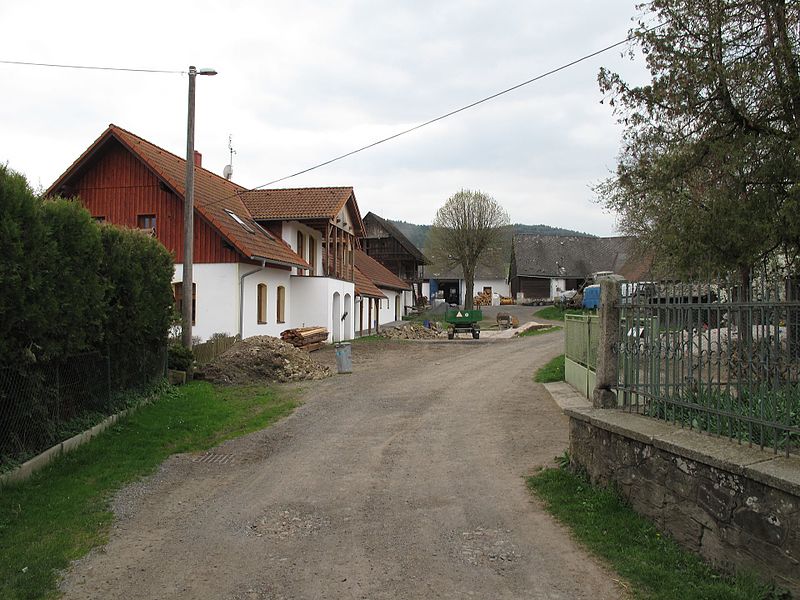 File:Slavíkovice (Černíkov), dvůr.jpg