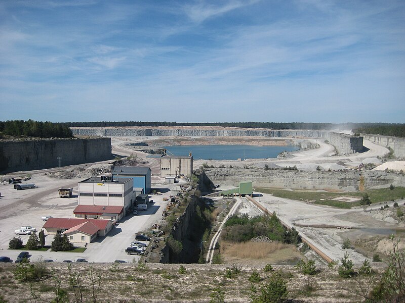 File:Slite Cement Quarry, May 2018.jpg