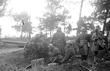 Soldats près d'un canon, pendant les grandes manoeuvres de Coëtquidan, le 15 septembre 1922 (cropped).jpg