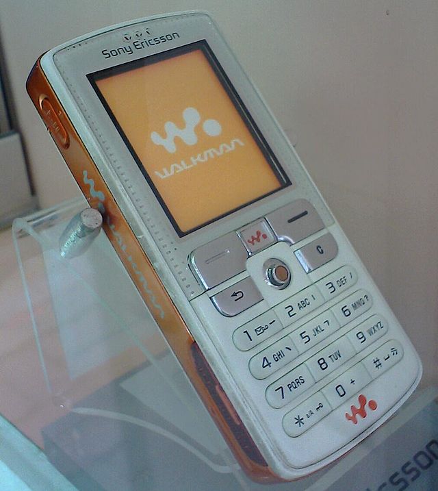 File:Sony Ericsson W880i (1).jpg - Wikimedia Commons