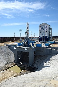 Mixail Lomonosov kosmik kemasini olib ketayotgan Soyuz-2.1a raketasi Vostochny Launch Center 2.jpg uchirish maydonchasida