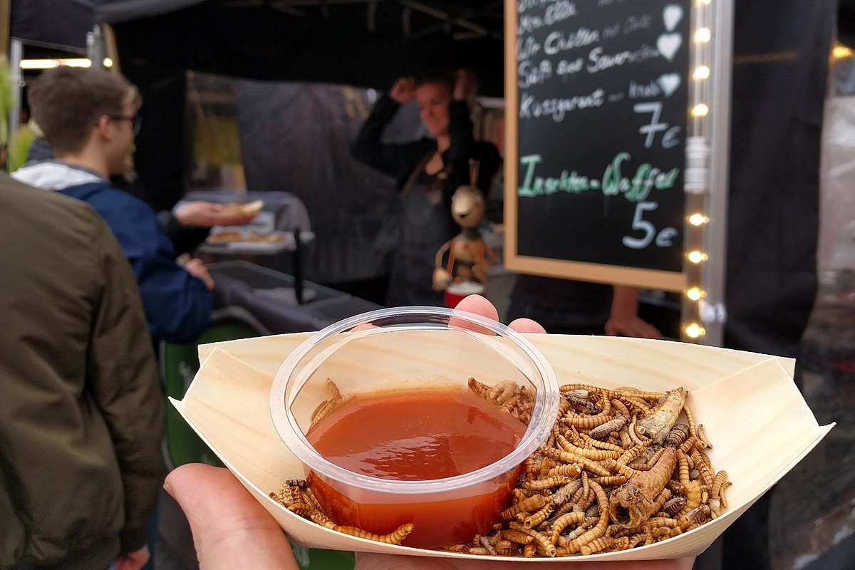 https://upload.wikimedia.org/wikipedia/commons/thumb/7/76/Speiseinsekten_auf_deutschem_Streetfood-Markt.jpg/1200px-Speiseinsekten_auf_deutschem_Streetfood-Markt.jpg