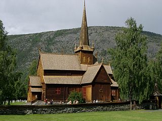 Iglesia de madera de Lom.