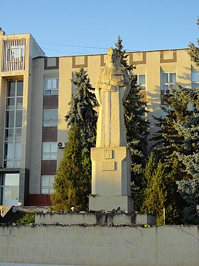Stephen the Great monument in Nisporeni.JPG