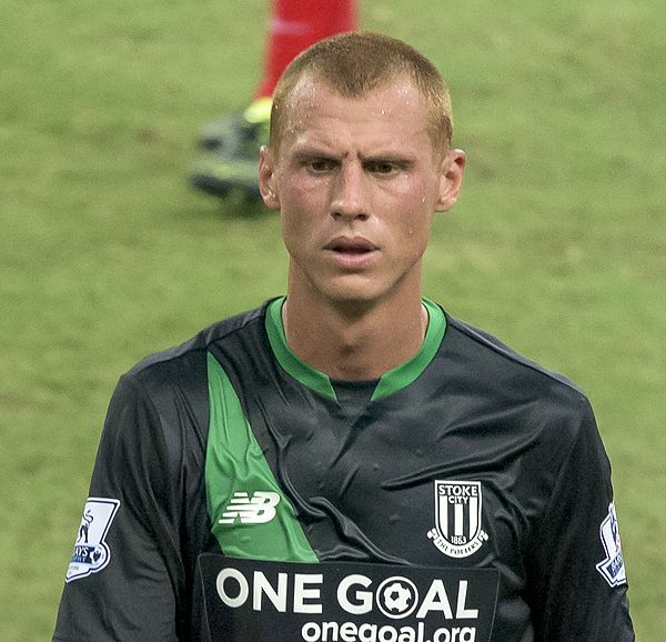 Sidwell playing for Stoke City in 2015