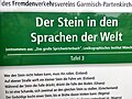 Garmisch-Partenkircheni kivinäituse "Geoloogiline jalutuskäik" tahvel kividega seotud ütlustest üle maailma, sealhulgas ka Eestist 2019. aastal