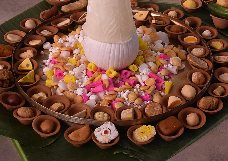 File:Sweets offered to God (in Nabadwip Shakta Ras Yatra).jpg