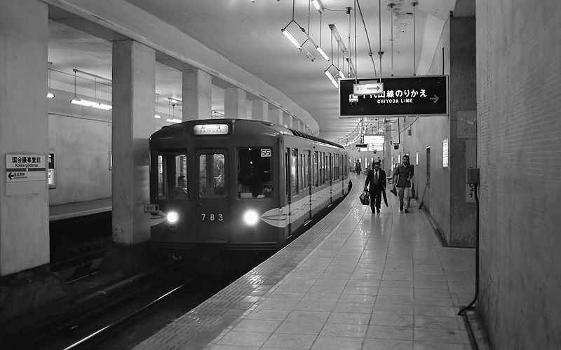 File:TRTA Marunouchi Line 500 783 Kokkai-gijido-mae 19770625.jpg