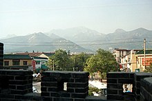 岱庙北城墙，可从城墙上看见泰山。(2001年9月)