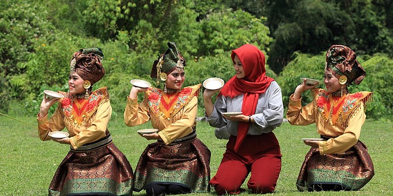 File:Tari Piring 2018.jpg