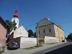 Fara a věž kostela Nanebevzetí Panny Marie