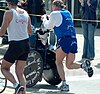 Team Hoyt under 2008 års Boston Marathon nästan halvvägs genom loppet i Wellesley.