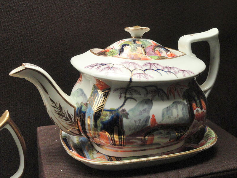 File:Teapot and stand, London shape, c. 1813-1816, Minton, bone china, overglaze iron-red enamel, gilding - Gardiner Museum, Toronto - DSC00790.JPG