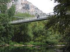 Puente colgante de acceso al monasterio