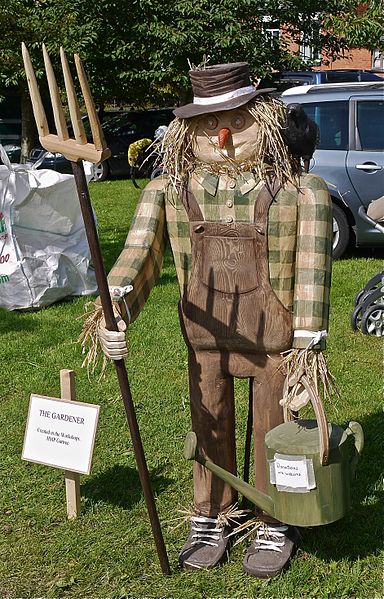 File:The Gardener created at HMP Gartree - Lubenham's Scarecrow Weekend - September 2011.jpg