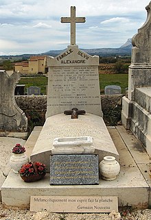 Tombe de Germain Nouveau à Pourrières ; à l'arrière-plan, à droite, la montagne Sainte-Victoire.
Épitaphe
Qui est mort dans la misère
Lui, de la pléiade des rois
Le plus grand poète varois
Germain Nouveau de Pourrières