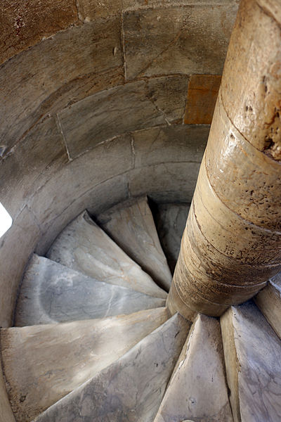 File:Torre di pisa, scala interna 04.JPG