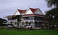 O Palácio Real de Tonga sem a torre, em 2007, durante obras de remodelação.