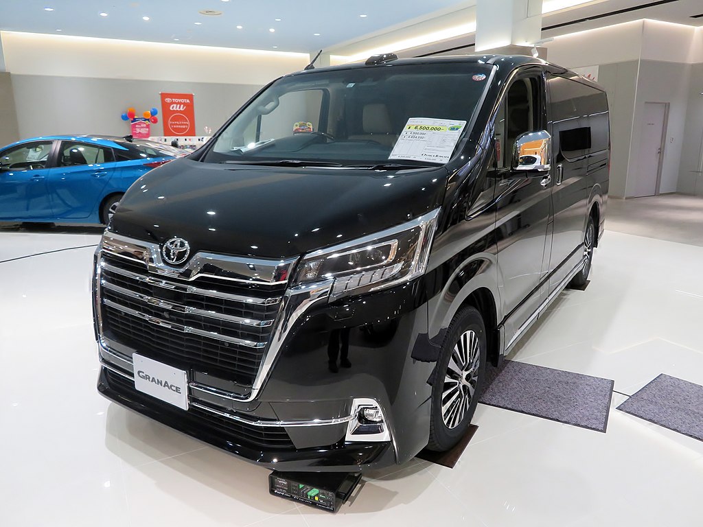 File:Toyota GRANACE Premium (3DA-GDH303W-RDTJY) front.jpg - Wikipedia