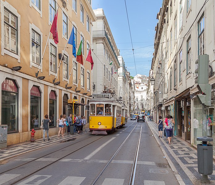 File:Tranvía 553 en Rua da Conceição, Lisboa, Portugal, 2012-05-12, DD 01.JPG