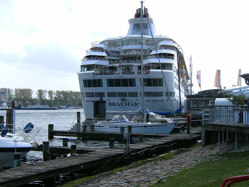 File:Travemünde-ostpreußenkai-braemar-ship-1993-heck.JPG