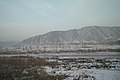 Река на границе КНР и КНДР. Вид города Намян в КНДР со стороны г. Тумэнь в КНР