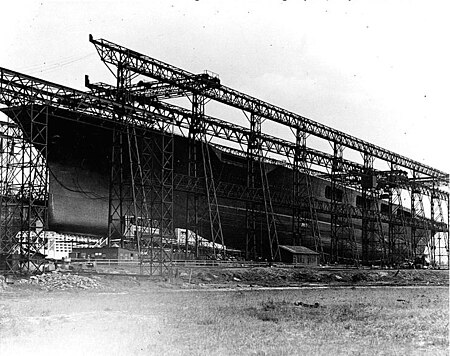 Tập_tin:USS_Lexington_(CV-2)_on_building_ways,_1925.jpg