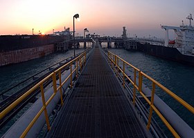 شروق الشمس في ميناء البصرة النفطي