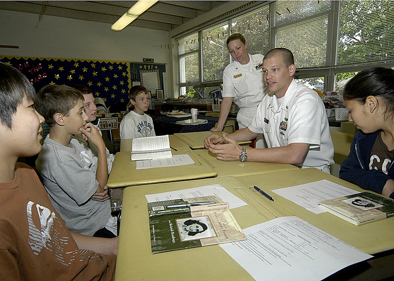 File:US Navy 090526-N-4649B-057 Gunner's Mate Chief Jason Winn answers questions about the Navy from students at East Brook Middle School.jpg