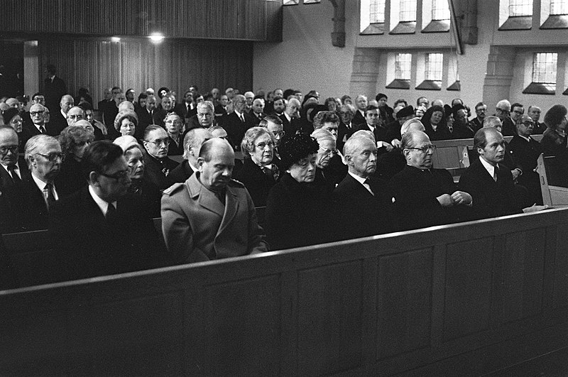 File:Uitvaartdienst oud minister Stikker, in Wassenaar Rietkerk (VVD), Zijlstra, den, Bestanddeelnr 930-6013.jpg