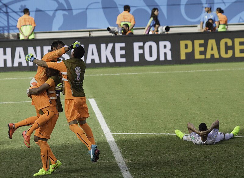 File:Uruguayan Goalkeepers Celebrating WorlCup victory against Italy! - 140624-7427-jikatu (14502713041).jpg