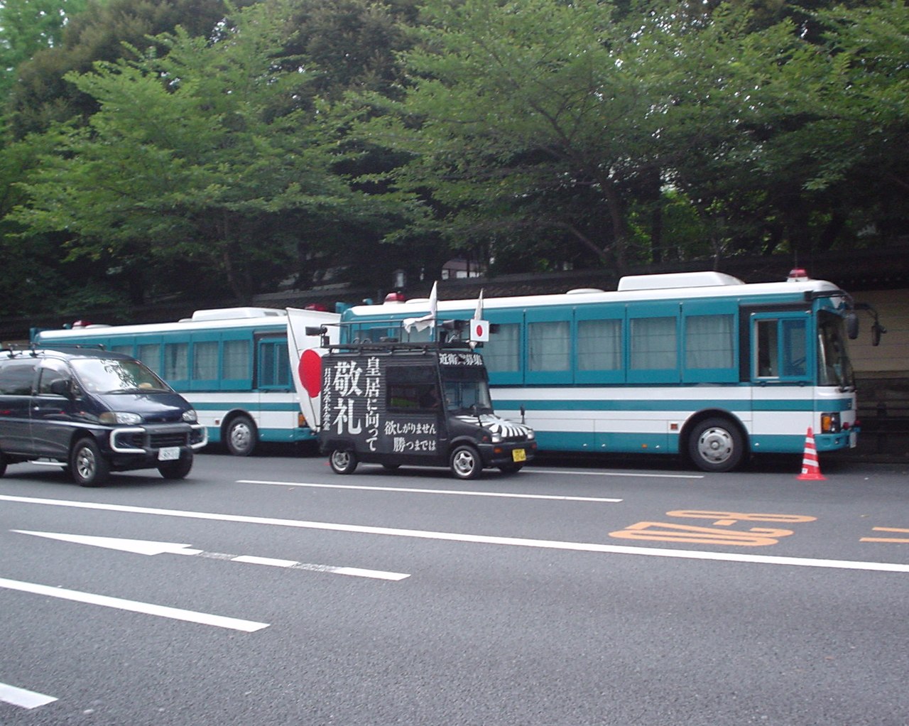 1280px-Uyoku_Yasukuni_215882903_ccd45c4a55_o.jpg