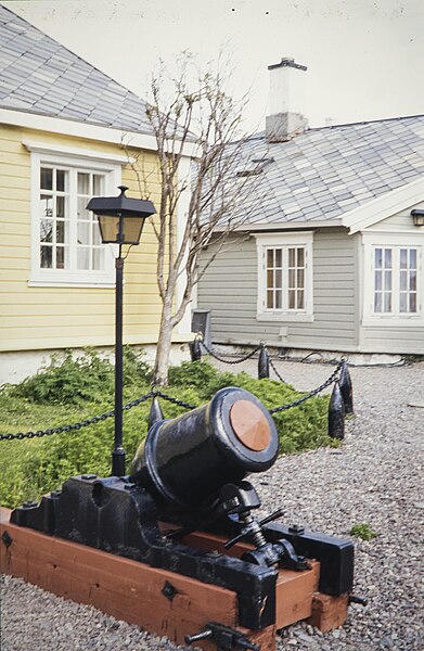 File:VARDØHUS FESTNING Fortress Vardø Vardøya Finnmark NORWAY Magnus Berg 1996 juli Mortar Rogn Nasjonalbiblioteket URN NBN no-nb digifoto 20160614 00001 NB MB 07 001 Public domain cropped.jpg