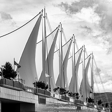 “Cinco Velas” no Canada Place, um edifício em Vancouver, Colúmbia Britânica, Canadá. Ele abriga o Centro de Convenções de Vancouver, o Pan Pacific Vancouver Hotel, o Vancouver World Trade Centre e o passeio de voo virtual FlyOver Canada. O exterior do edifício é coberto por telhados de tecido que lembram velas. É também o principal terminal de passageiros de navios de cruzeiro da região, de onde partem os cruzeiros para o Alasca. A estrutura foi ampliada em 2001 para acomodar outro ancoradouro de navios de cruzeiro. Durante os Jogos Olímpicos de Inverno de 2010, o Canada Place serviu como o Centro Principal de Imprensa. (definição 4 480 × 4 480)