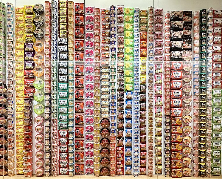 File:Vertical tiers of instant noodles from around the world.jpg