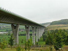 Le viaduc de la Bresle à Aumale, long de 755 m et haut de 40 m, construit en 2002-2004 en béton précontraint et conçu par Michel Placidi et Charles Lavigne[1].